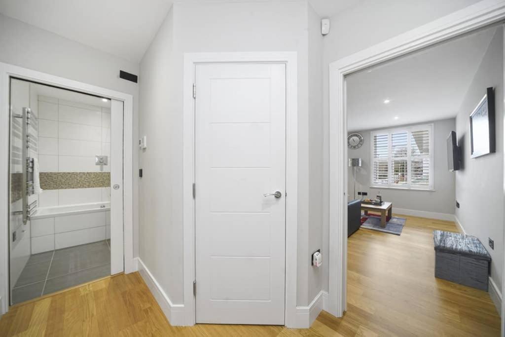 Flat 3 Bridge House Apartment Staines-upon-Thames Екстериор снимка