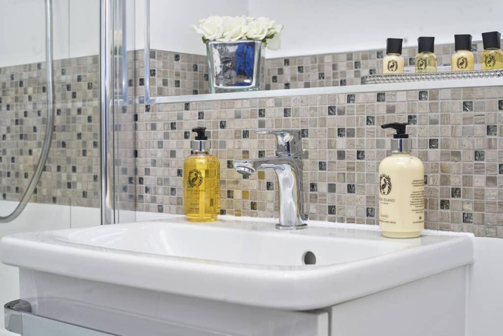 Flat 3 Bridge House Apartment Staines-upon-Thames Екстериор снимка