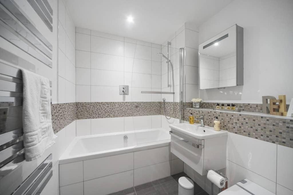 Flat 3 Bridge House Apartment Staines-upon-Thames Екстериор снимка