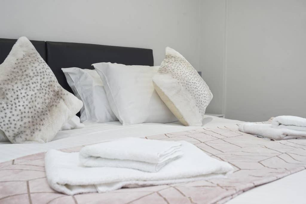 Flat 3 Bridge House Apartment Staines-upon-Thames Екстериор снимка
